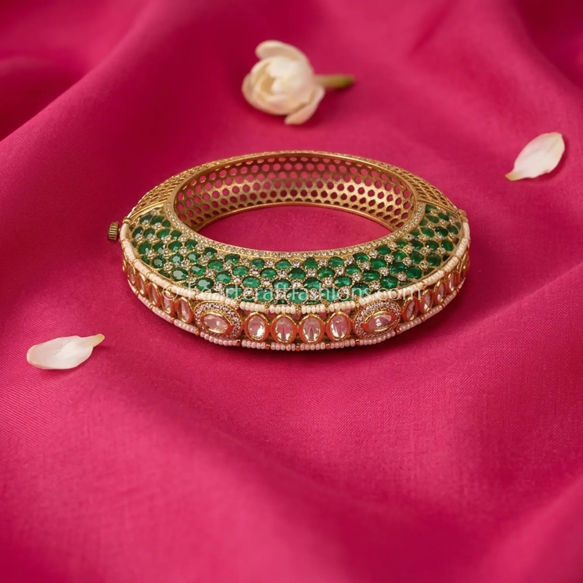 Emerald Sunehri Kundan Bracelet