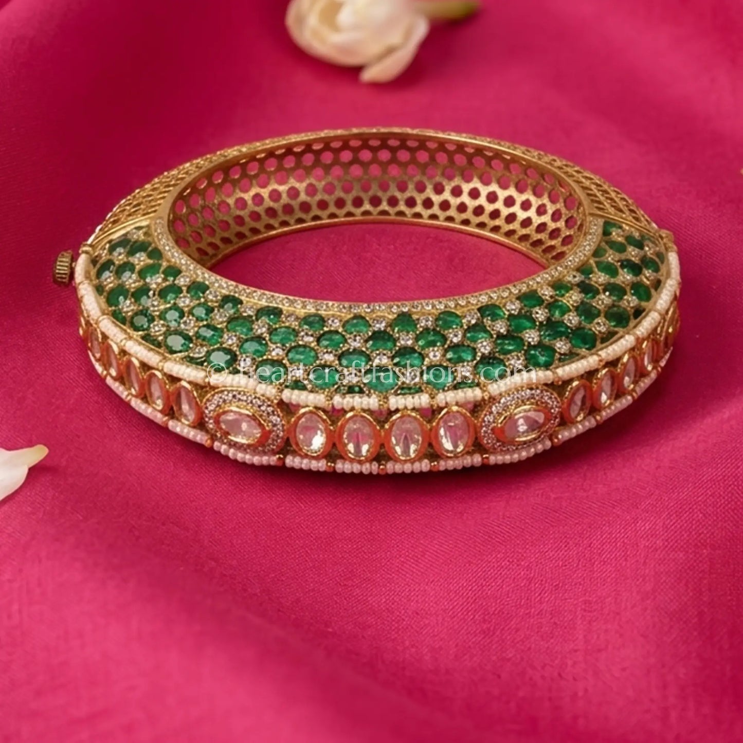 Emerald Sunehri Kundan Bracelet