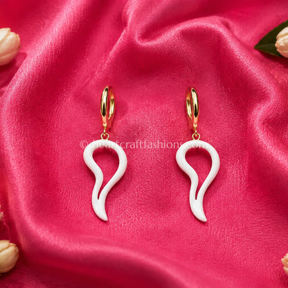 Pure Silver Minimalist Wave Drop Earrings – Hallmarked White Enamel & Gold