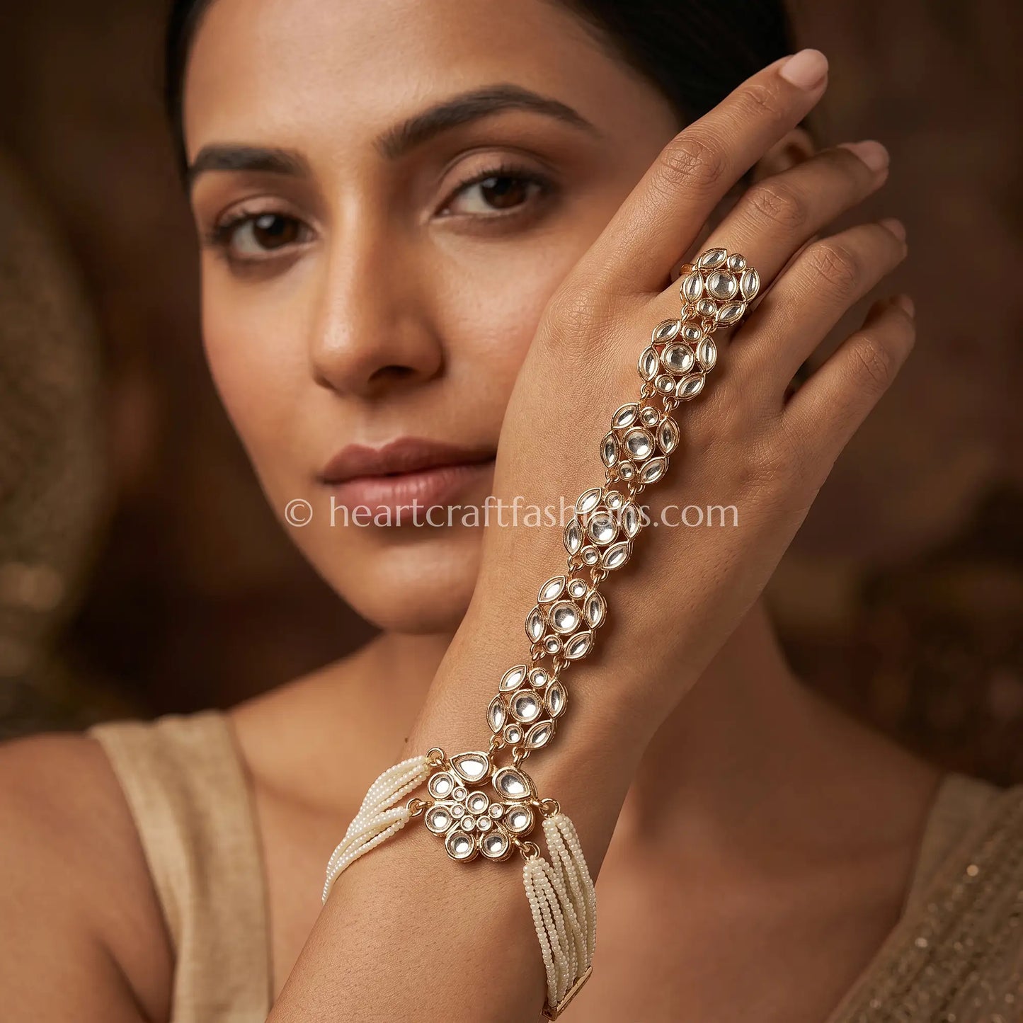 Rajnandini Sunehri Kundan Hathphool