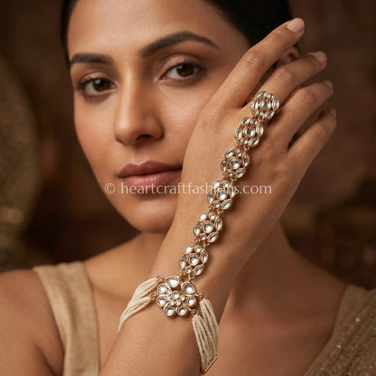 Rajnandini Sunehri Kundan Hathphool