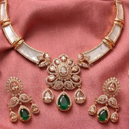 Sunehri Mop Emerald Bloom Kundan Set